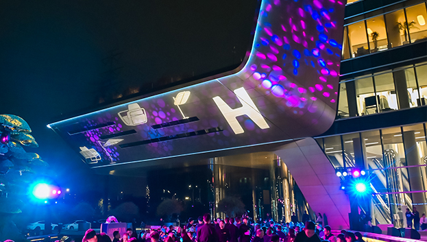 新感觉之夜·古怪猴子试玩官网入口户外家具全球年会完美开启！