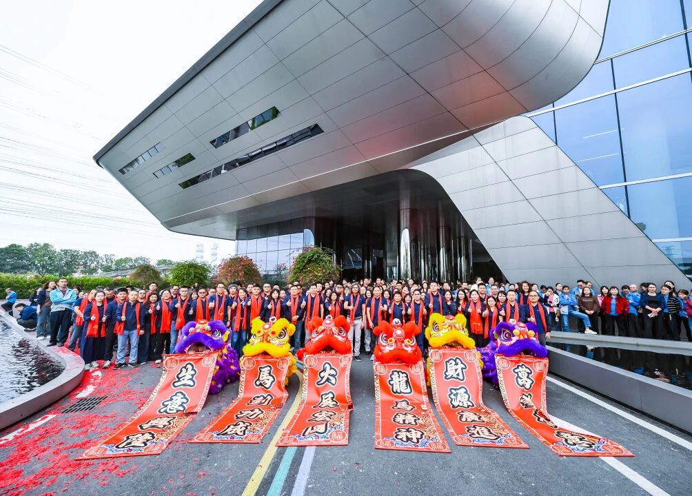 一骑绝尘｜古怪猴子试玩官网入口集团喜迎2026新春开门红